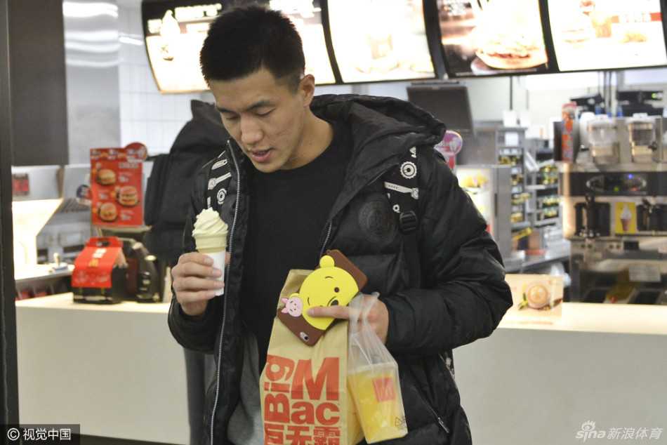 杨鸣被女球迷层层包围，他低头认真地在球衣上签名，侧脸线条犹如雕塑，引得举着手机拍照的迷妹们激动不已。