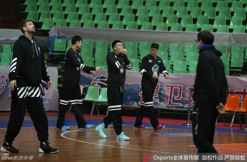 核心控卫郭艾伦正在进行快速运球推进训练，篮球仿佛黏在他手上一般，眼神中透着专注与犀利。