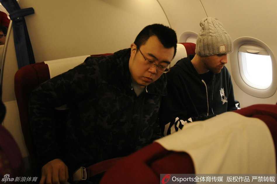 中锋韩德君面无表情地拖着行李箱走在队伍中，高大的身影显得格外孤独，这位在总决赛内线拼尽全力与哈达迪肉搏的硬汉，此刻眼中空茫，仿佛还沉浸在最后时刻的遗憾之中。