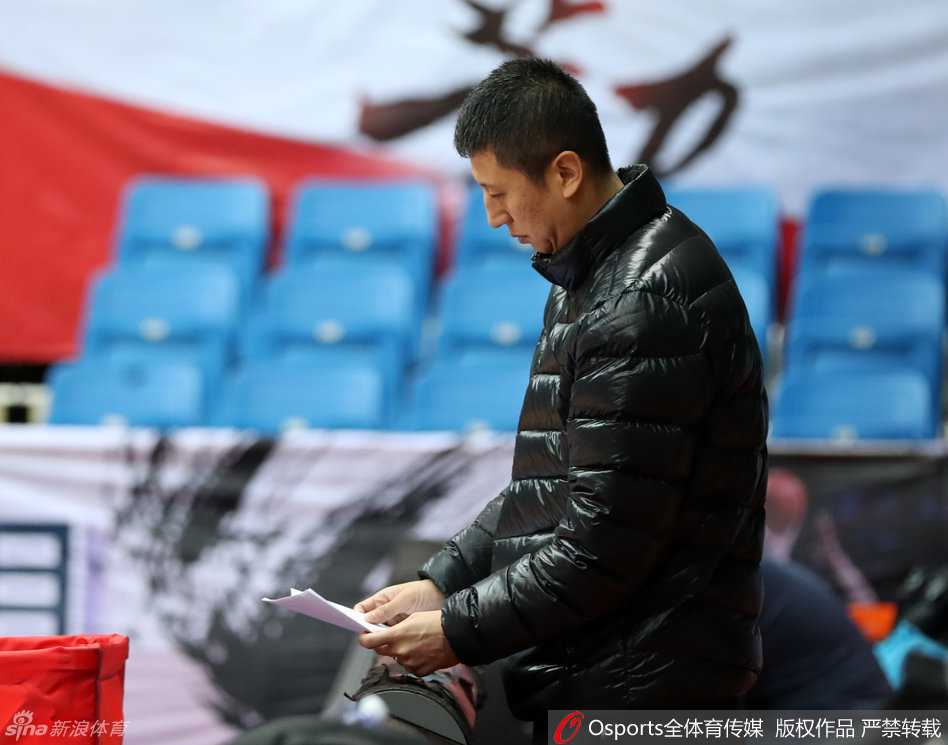 老将杨鸣在训练中依旧身姿挺拔，他认真地进行着每一个战术跑动，举手投足间尽显昔日队长的沉稳与风范。