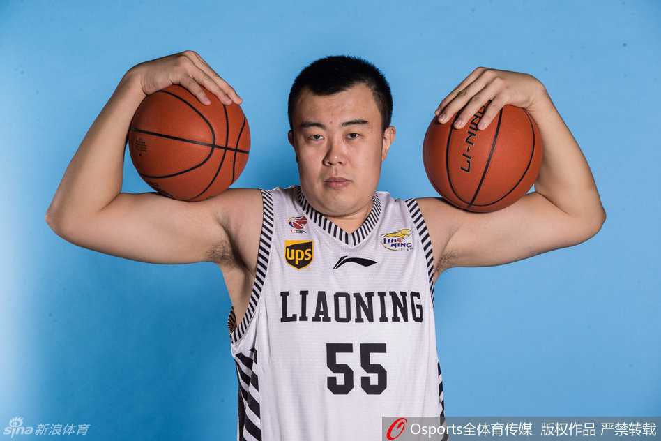 训练场上，李晓旭和廉明正在进行篮板拼抢后的交流，汗水浸透了他们的球衣。即便是在普通的训练中，辽篮的内线球员们也在用每一次卡位和冲抢，打磨着属于他们的强硬。