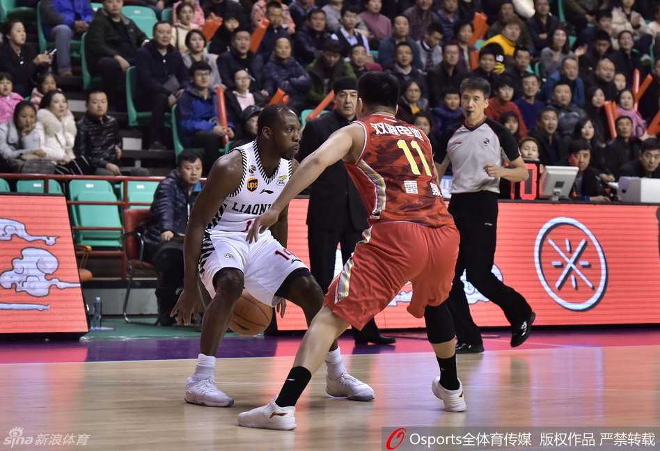 辽宁队一次成功的防守反击后，场上的五名球员奔跑庆祝，辽宁众将的眼中燃烧着对胜利的无限渴望。