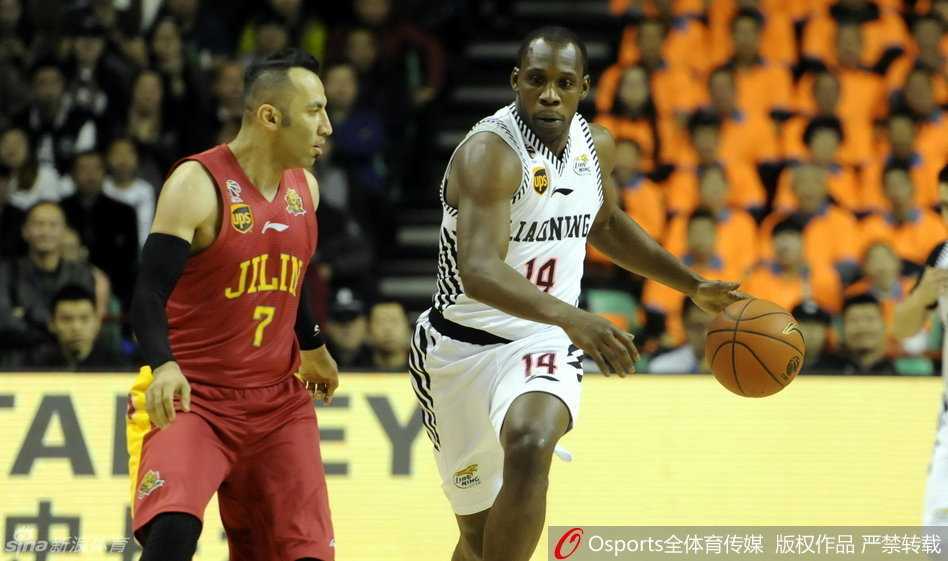 辽宁队锋线球员廉明在吉林内线长臂干扰下，奋力跃起完成高难度上篮，展现蓝领球员的拼劲