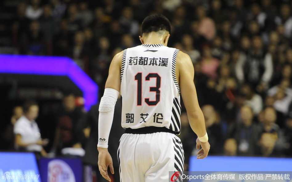 辽宁队双外援哈德森与兰多夫在防守成功后激情撞胸庆祝，彼此眼中充满信任与斗志