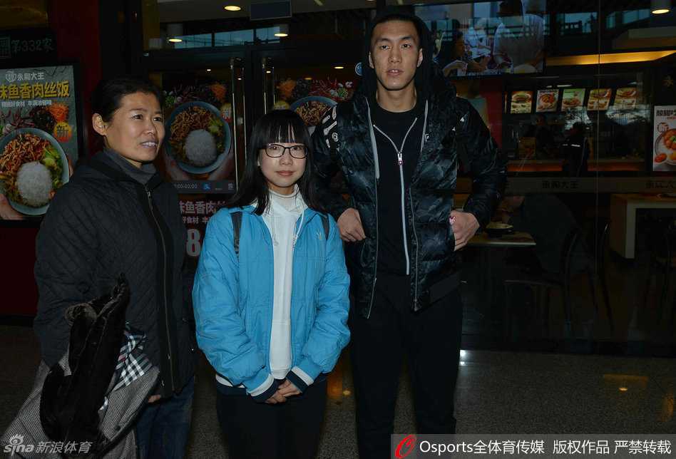 哈德森张开双臂与球迷击掌互动，脸上洋溢着惊喜与感动，尽显功勋外援的亲和力