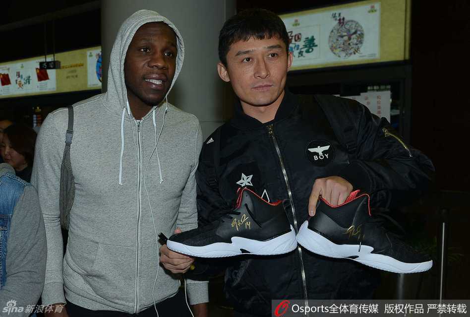 兰多夫低头在球迷的帽子上认真签名，用中文道谢，展现出“白魔兽”场下的细腻与温柔