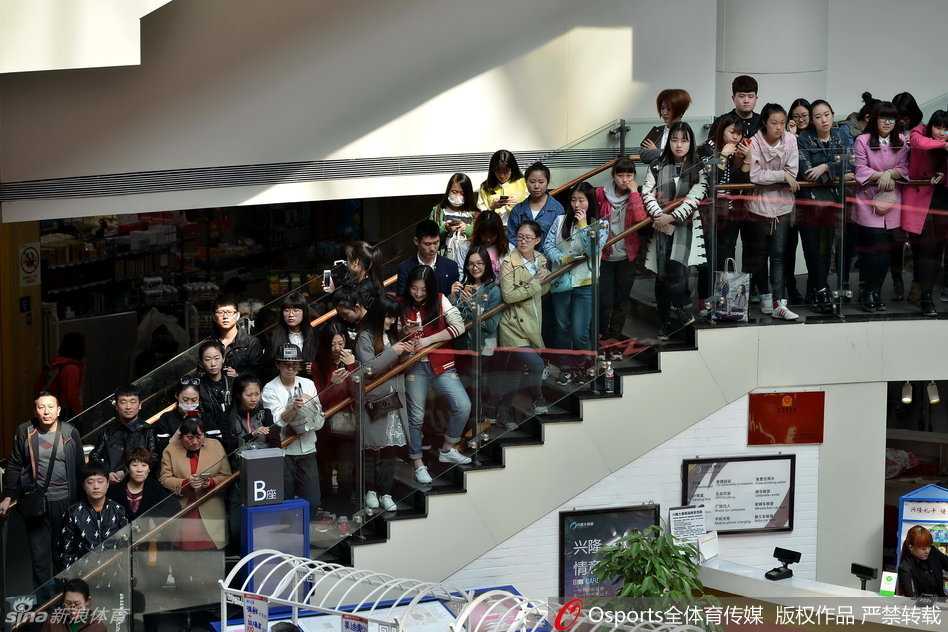 郭艾伦对着镜头做出搞怪姿势，表情俏皮，展现出他幽默风趣的一面