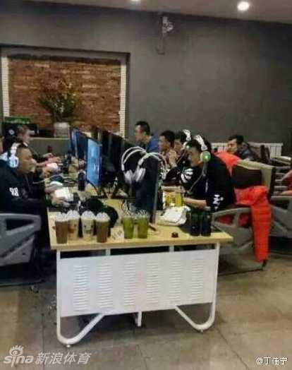 郭艾伦在微博上晒出与大韩的搞怪合照，并配上调皮的文字，大韩则在评论区佯装生气地回复，两人的网络互动也充满了生活的烟火气。