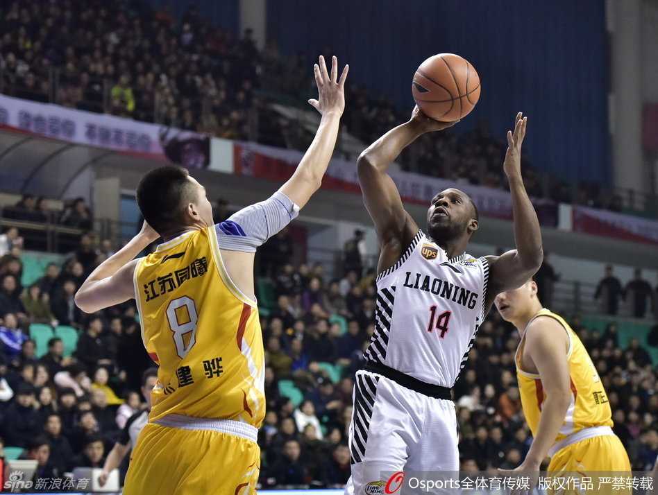 郭艾伦犹如一道闪电划破同曦防线，他高速运球变向，人球合一，眼前空无一人的篮筐近在咫尺。