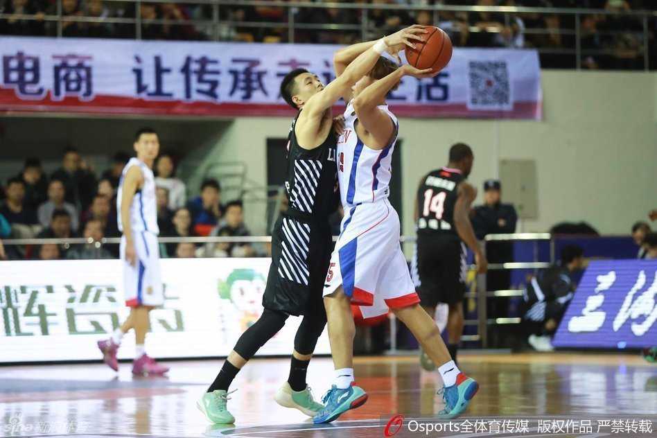 辽宁队进攻核心哈德森，稳稳控球高举手臂发出战术指令，作为场上的指挥官，他正调度着全队的进攻跑位。