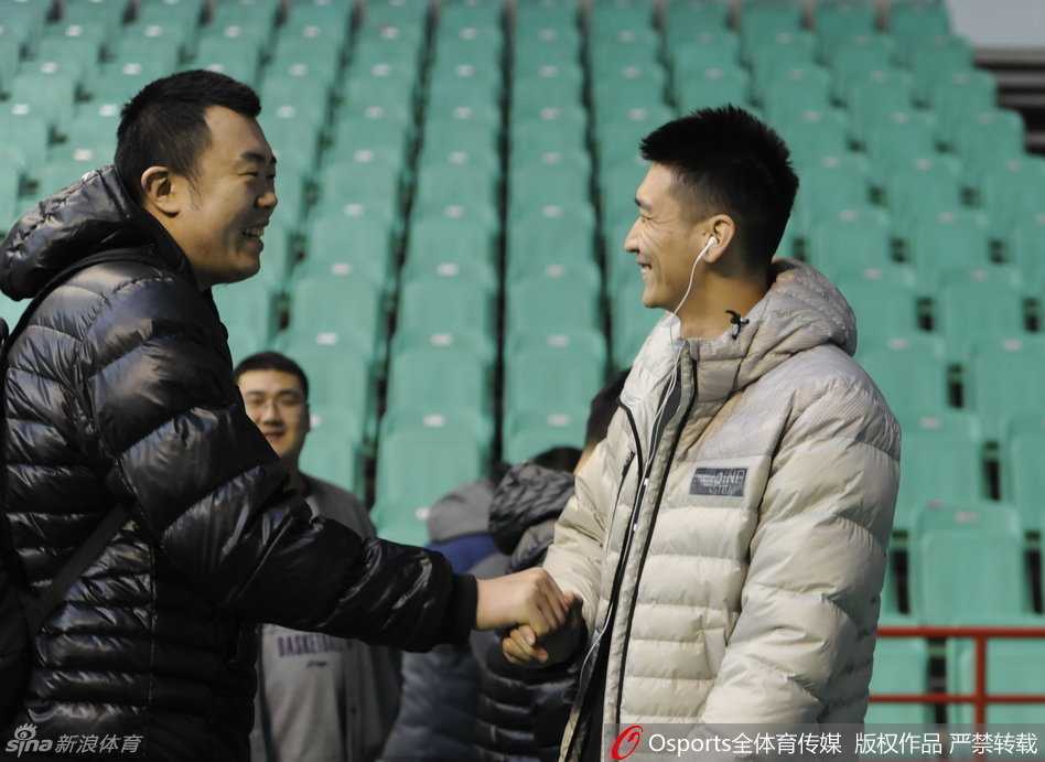 主教练郭士强在场边接受采访，神态从容自信，他身后的弟子们正在热身，一场硬仗的战术部署早已在他的运筹帷幄之中。