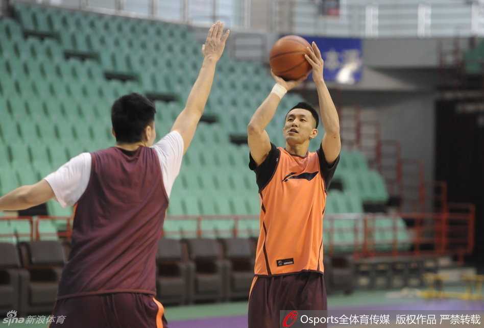 贺天举神情专注地持球背身单打，他利用强壮的身体倚住防守人，随后一个漂亮的转身跳投，皮球应声入网，动作一气呵成宛如教科书。