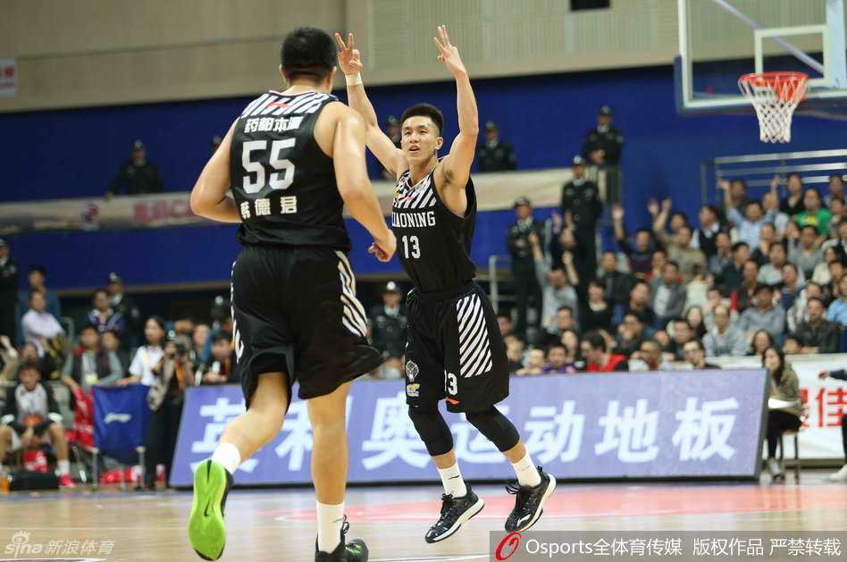 功夫熊猫韩德君在篮下凭借吨位优势卡住位置，奋力争抢进攻篮板，眼神中充满了对胜利的渴望。