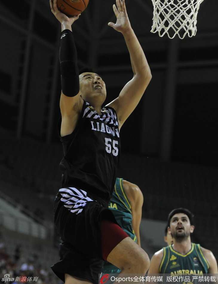 比赛结束的瞬间，韩德君满脸失落，汗水浸透的球衣映衬着他不甘的眼神，这场恶战他已倾尽所有。