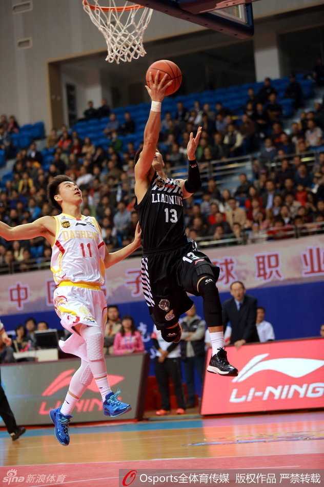 韩德君用一记势大力沉的单手劈扣终结进攻，在他身后的同曦队防守球员只能望球兴叹。