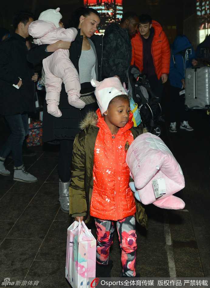 小萌娃面对镜头毫不怯场，张大嘴巴笑得开怀，眼睛眯成月牙，小手高高举起，成功抢走爸爸的所有风头，成为现场最亮眼的小明星。