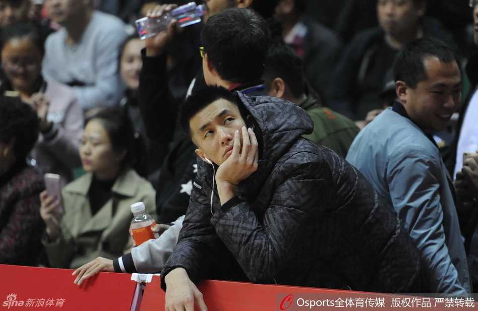 哈德森现身球场人气爆棚，他面带微笑耐心为热情的球迷签名留念