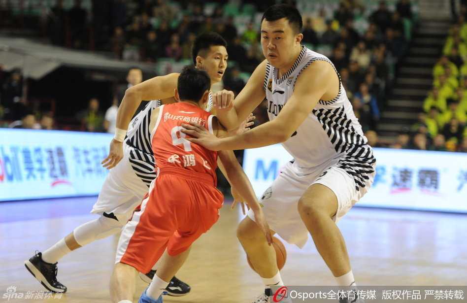 兰多夫在肌肉丛林中强硬起跳，双手死死护住篮球，他用实际行动诠释了什么叫‘篮板之下，寸土必争’。