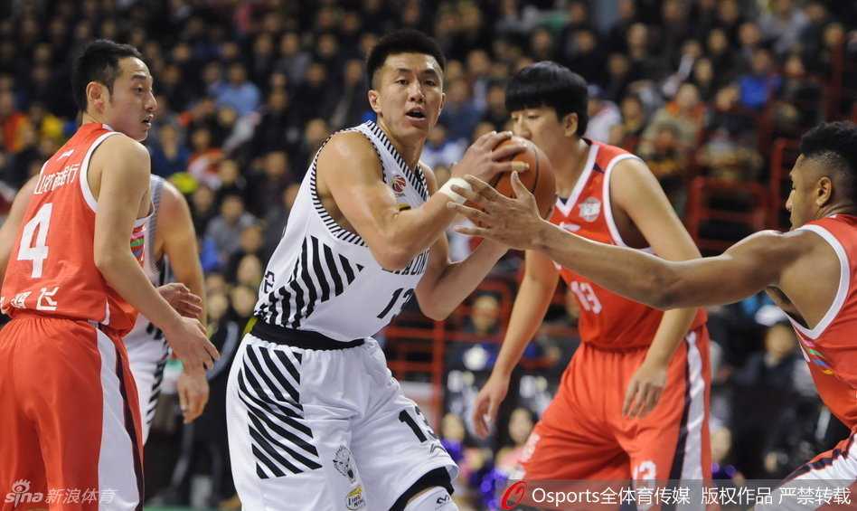 哈德森如猎豹一般穿梭于禁区，面对补防毫无惧色，在空中与对手碰撞后依然柔和地将球挑向篮筐。