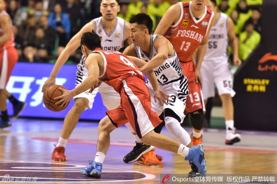 韩德君用宽厚的背脊死死卡住位置，汗水顺着肌肉线条流淌，那是一座移动的堡垒，为辽宁队的内线筑起铜墙铁壁。