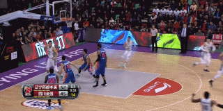 杨鸣轻舒猿臂，在空中用一记标志性的小抛投越过防守，皮球划出美妙弧线空心入网