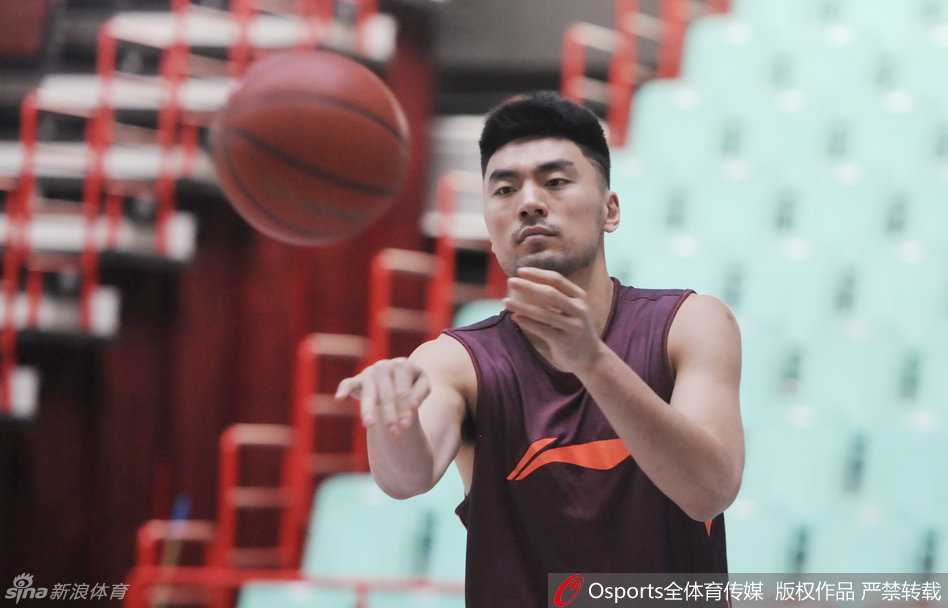 内线双塔的凝视，李晓旭与兰多夫并肩而坐，目光深邃地望向赛场，仿佛在思考下一回合的防守策略。