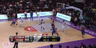 郭艾伦完成一条龙上篮后，握拳怒吼，眼神中透露出坚毅与霸气，身旁的队友纷纷上前与他击掌庆祝。