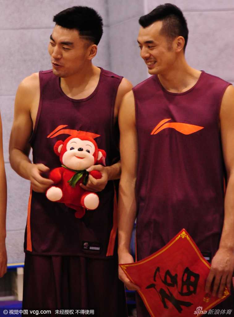 廉明和李晓旭手持火红的灯笼和福字，相互交流着假期的期待，脸上的汗水还未干透，但笑容却比灯笼还要温暖。