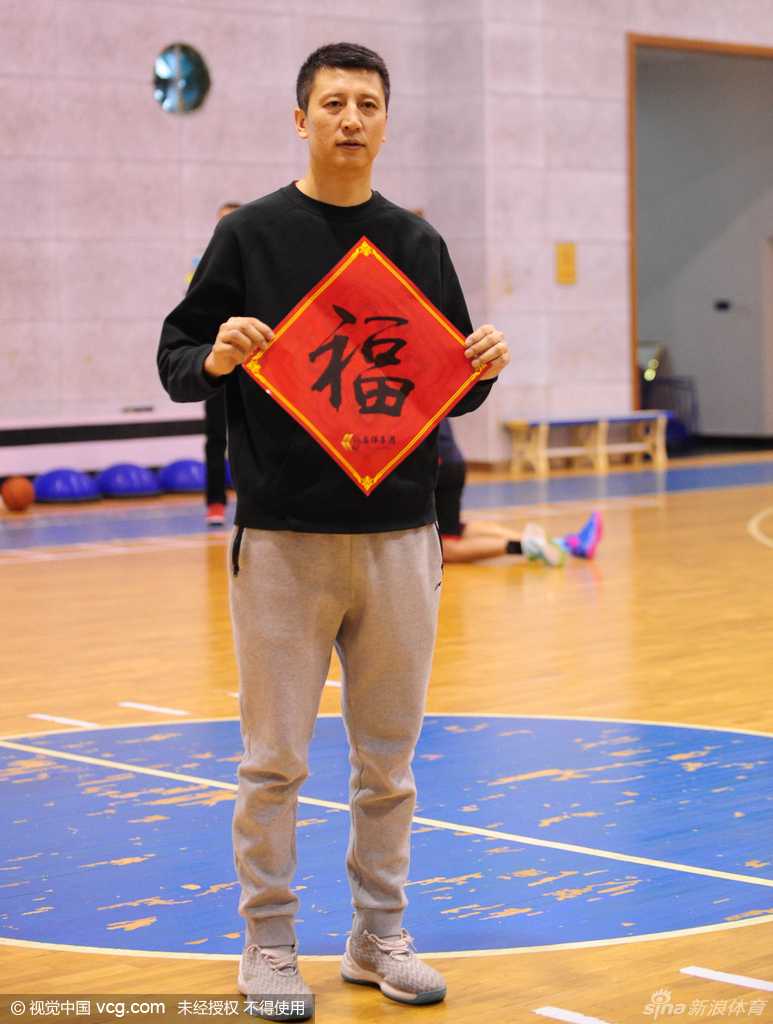 全景镜头下，辽宁男篮全队一字排开，大家手中或举福字或提花灯，郭艾伦站在队伍中间，他的新发型在人群中格外醒目，画面充满了团结与喜庆。