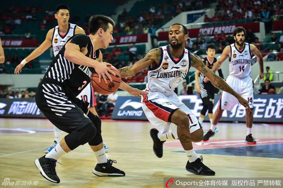 辽宁队长杨鸣在比赛中，飘逸的发丝与俊朗的面庞定格，眼神中却满是历经风雨的坚毅。