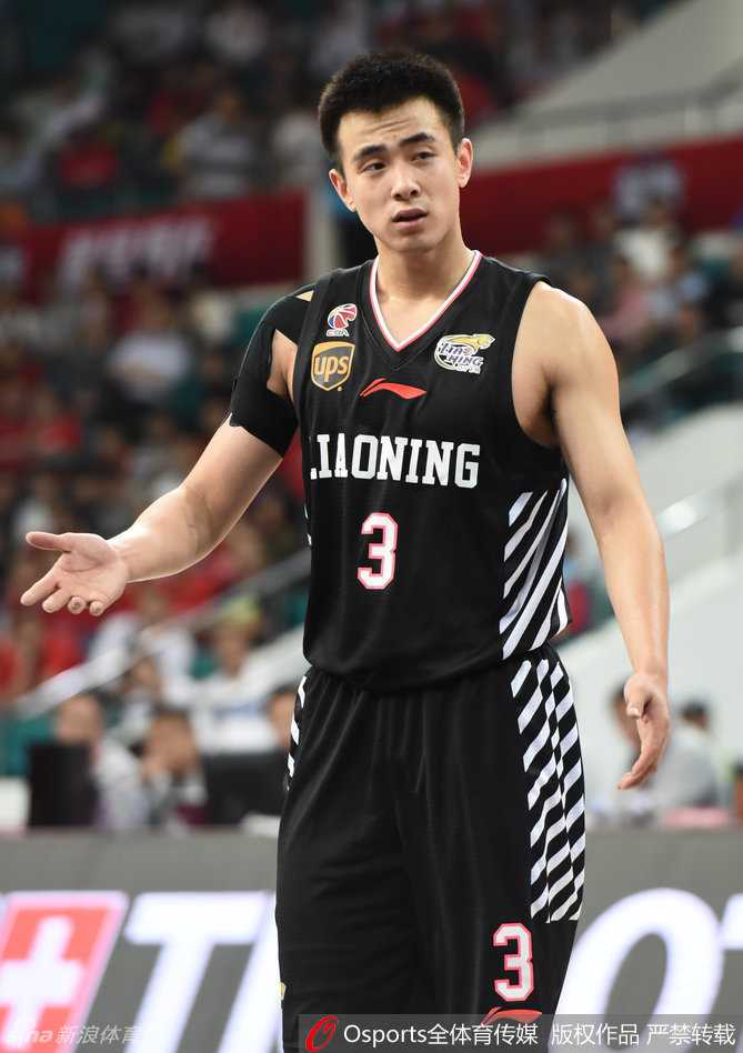 年轻后卫赵继伟在场上扬起手臂，向队友清晰传达战术，展现出与年龄不符的沉稳大局观。