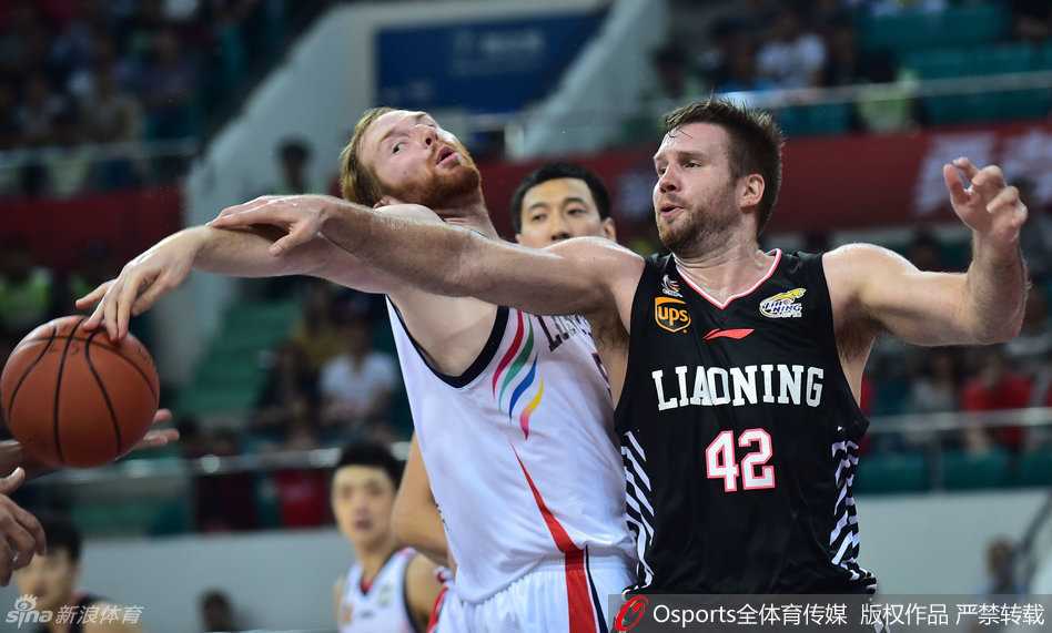 外援兰多夫在篮下一夫当关，面对多人防守仍强硬起跳，展现出白魔兽在内线的统治力。