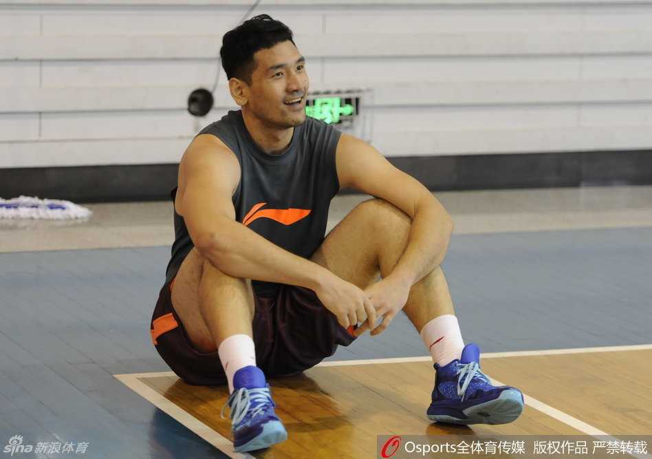 江苏队老将陈磊在测试后疲惫地坐在场边，汗水湿透了球衣，眼神中带着完成一项艰巨任务后的释然。