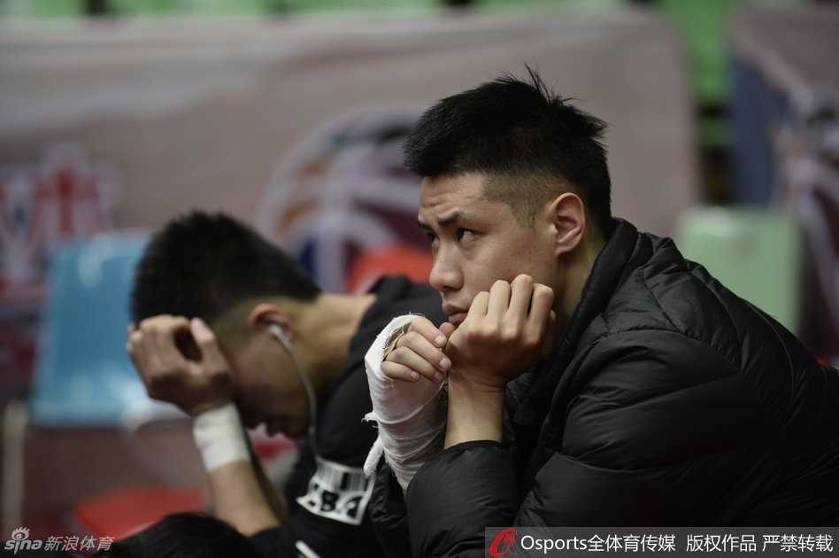 主教练郭士强在场边露出欣慰的笑容，或许是看到了球员们状态回勇，紧张的情绪得以缓解。身旁的外援兰多夫则拿起手机拍照，用轻松的方式记录着队友们的训练点滴，为严肃的训练场增添了一丝温馨。