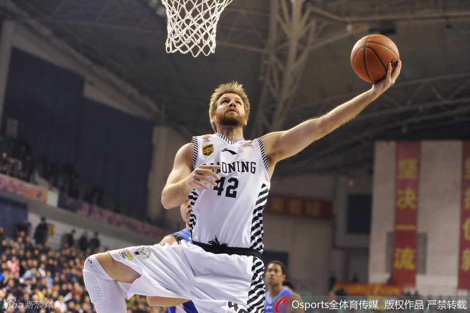 国产魔兽李晓旭在乱军中强硬摘下前场篮板，面对三人合围毫无惧色，用标志性的直臂投篮动作强行出手，展现着辽宁内线的硬度。