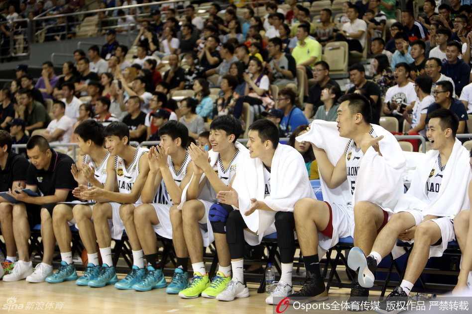 比赛进入白热化，韩德君在严防死守下强行出手。尽管面对多人包夹，他那庞大的身躯依然在对方禁区撑起一片天，只为给球队拼下一线生机。