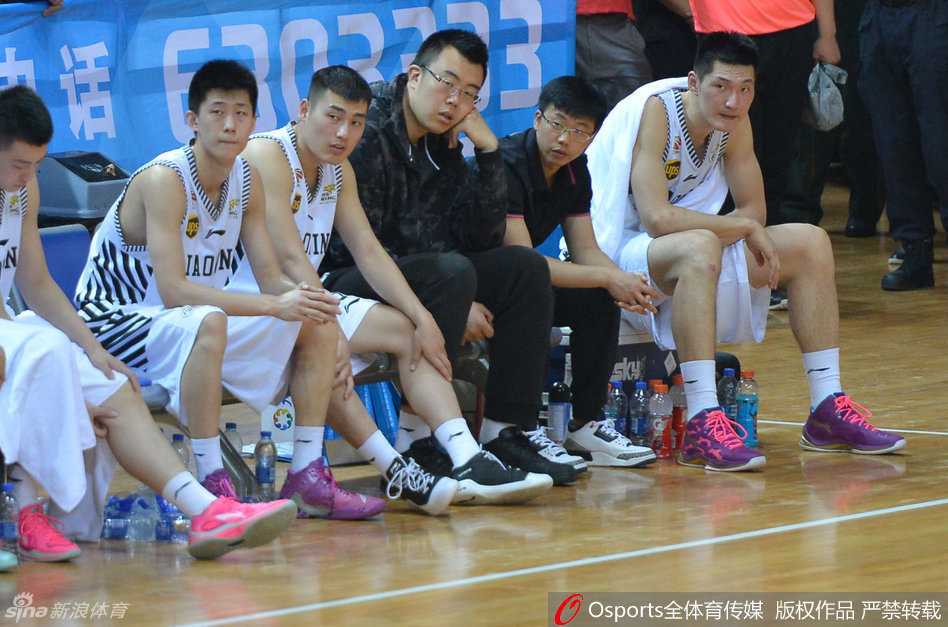 铁帅在场边运筹帷幄，郭士强手势不断，正在向场上的队员面授机宜，他严厉的目光不放过任何一个防守细节。