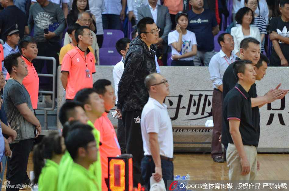 战况白热化，便装观战的韩德君难掩心中焦急，情不自禁地从座位上起身，与身旁的年轻小将并肩而立，共同紧盯场上瞬息万变的局势。