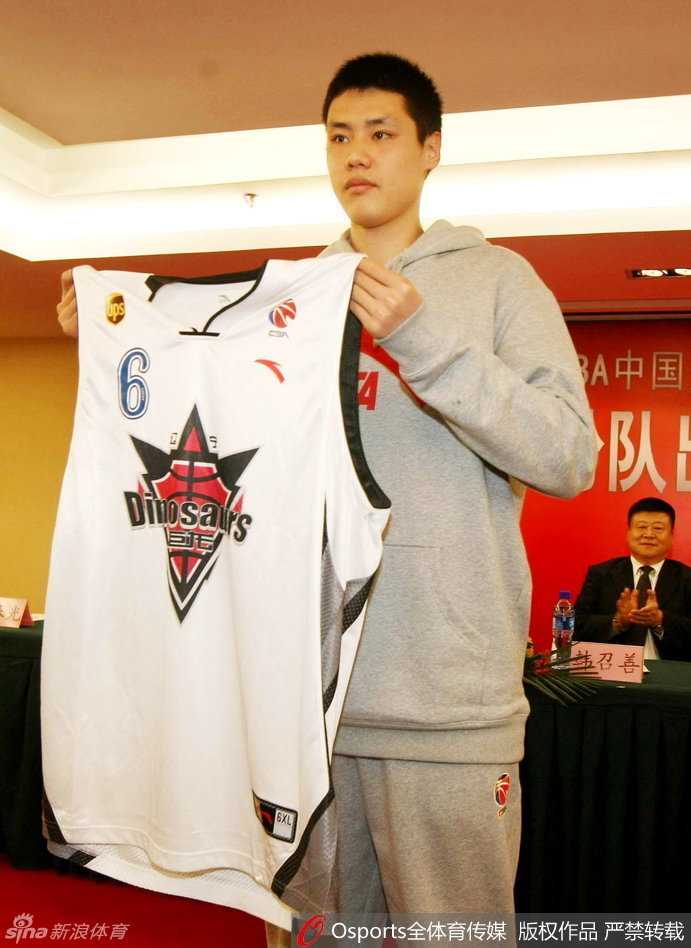 少年时代的贺天举在赛场上眼神坚定，高高跃起，展现出了超越年龄的篮球天赋与潜力。