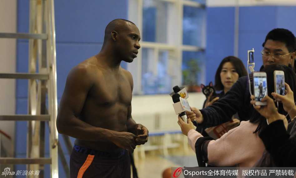 外援哈德森大汗淋漓地接受采访，眼神中透着自信与坚定，向记者表达着新赛季带领球队冲冠的决心。