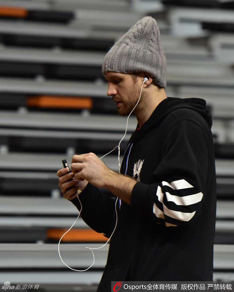 辽宁男篮全队热身训练气氛活跃，球员们围成一圈进行拉伸，脸上写满了对比赛的渴望，整个团队如同一部精密运转的战车，蓄势待发。