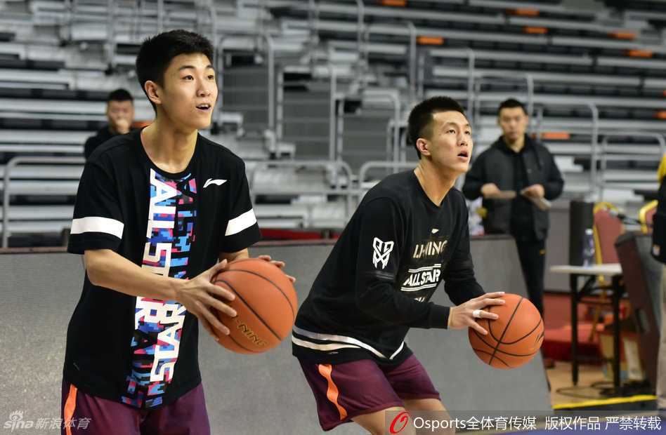 核心后卫郭艾伦眼神坚毅，在投篮训练中汗水浸湿了球衣，每一次出手都仿佛在雕刻着胜利的轨迹，专注得让人不忍打扰。