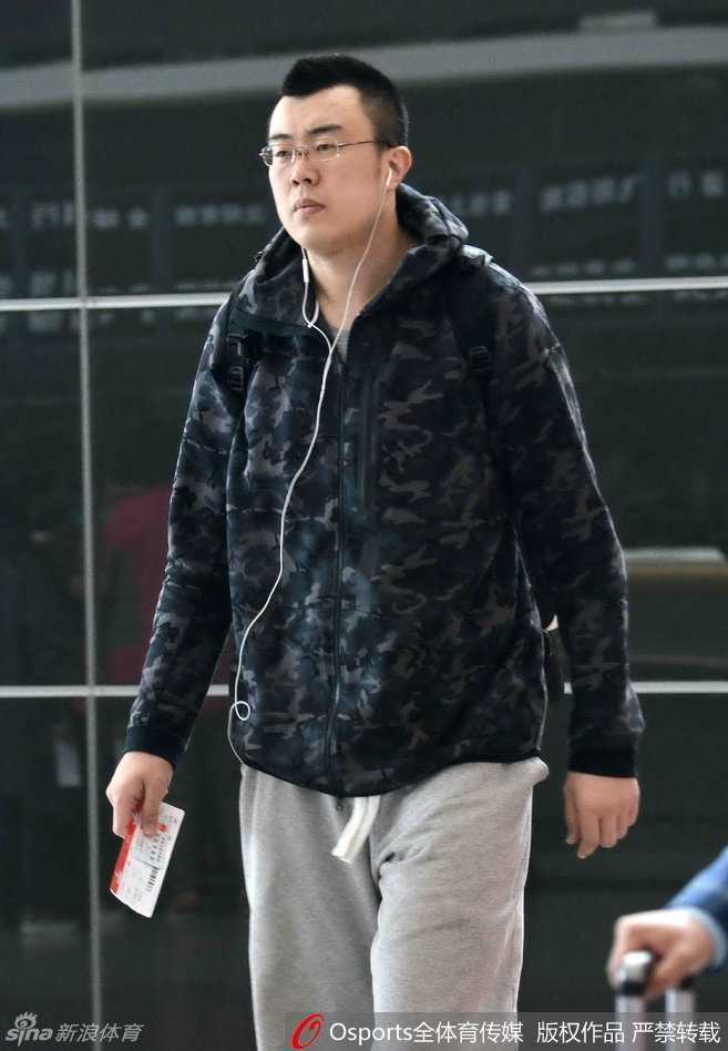 戴着框架眼镜的杨鸣斯文儒雅，在喧嚣的人群中安静地为球迷签名，举手投足间尽显辽篮队长的绅士风度。