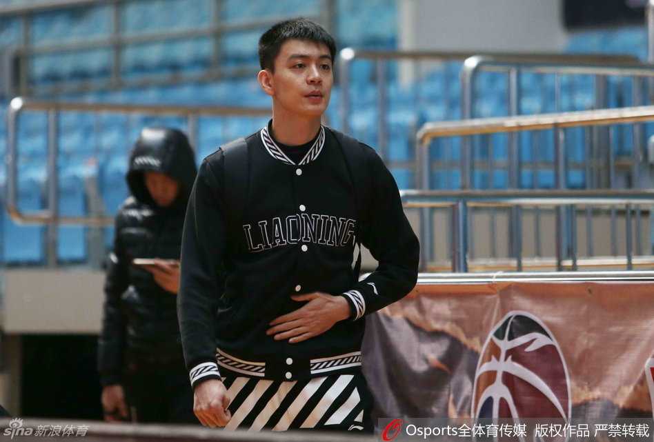 外援兰多夫训练中认真打磨技术，尽管首战手感冰凉，但他依然是辽宁内线不可或缺的白魔兽。