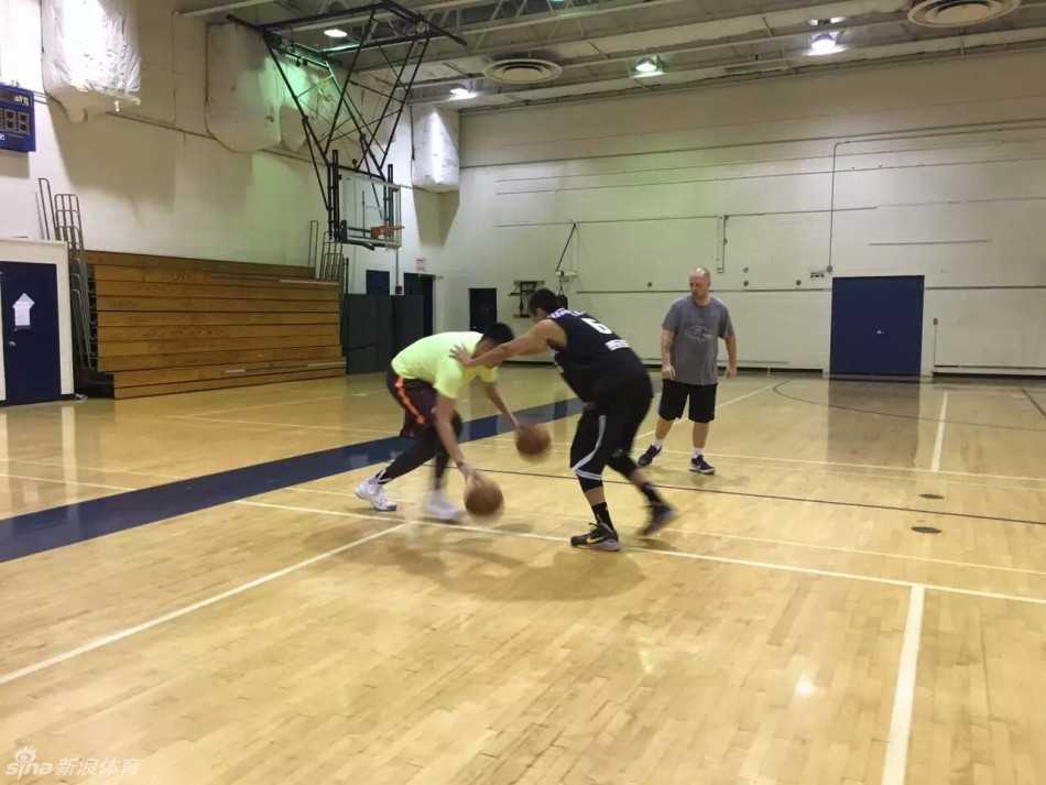 贺天举进行力量训练，他手持器械，手臂肌肉线条分明，每一滴汗水都见证着他的努力。