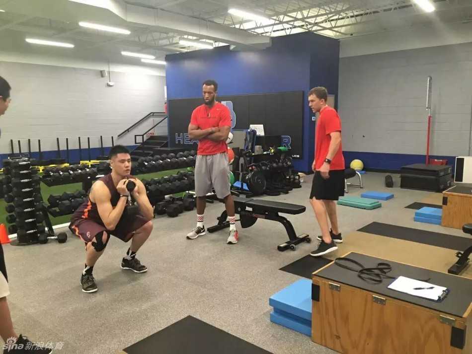 体能训练场上，贺天举双手撑地，身体紧绷成一条直线，正在进行高难度的核心稳定性训练。