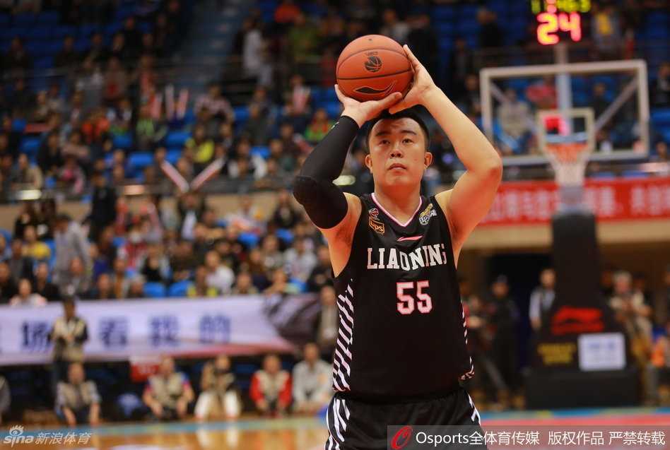 功夫熊猫韩德君站在罚球线上，眼神坚毅，沉稳地拍球调整呼吸，整个球馆的呼吸似乎都随着他托球的双手而凝固。