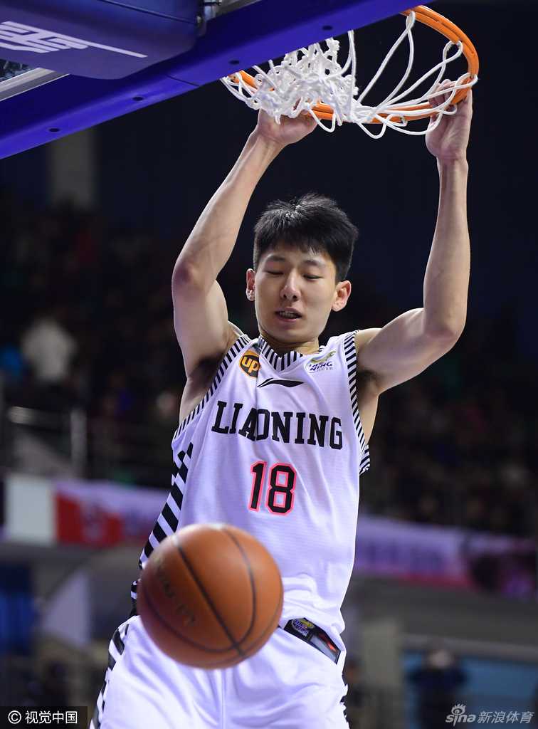 兰多夫站上罚球线，眼神专注，这一夜的他是辽宁队最稳定的得分保障