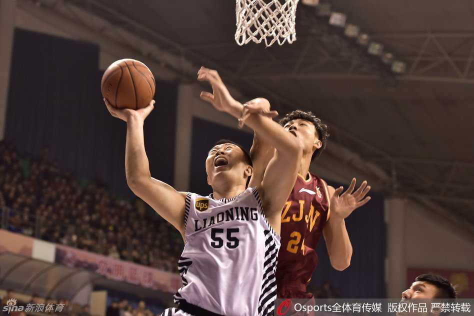 篮下风云激荡，辽宁将士在人丛中血腥拼抢前场篮板，每一次起跳都带着必胜的渴望