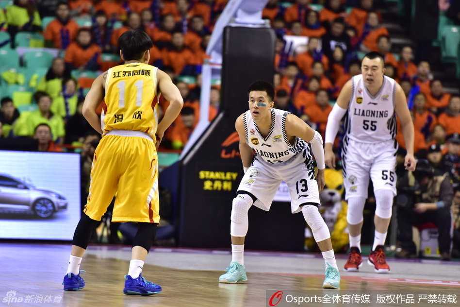 郭少全神贯注地盯防对手，仿佛一座移动的防守长城，让来犯之敌寸步难行。